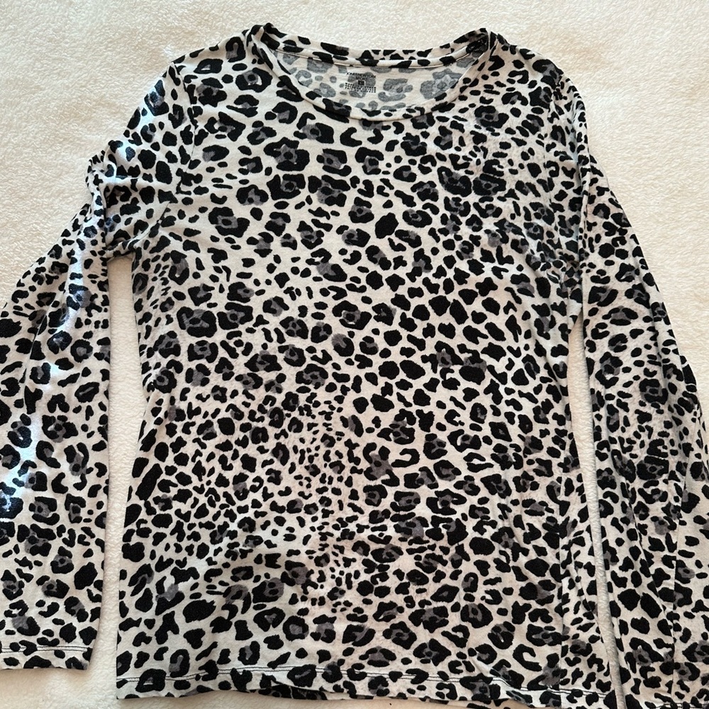 Ladies long sleeve snow leopard print shirt. Size large. Like new condition